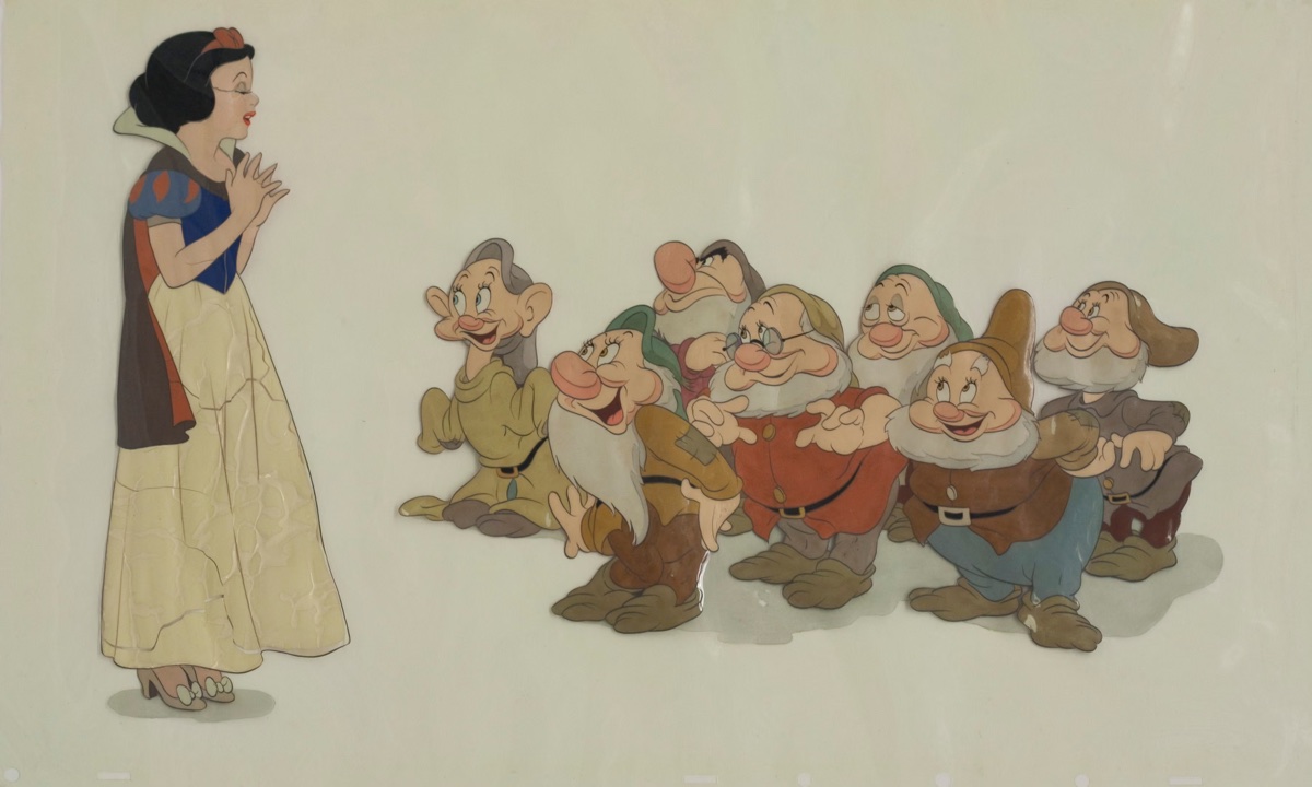 Snow White standing with the seven dwarfs